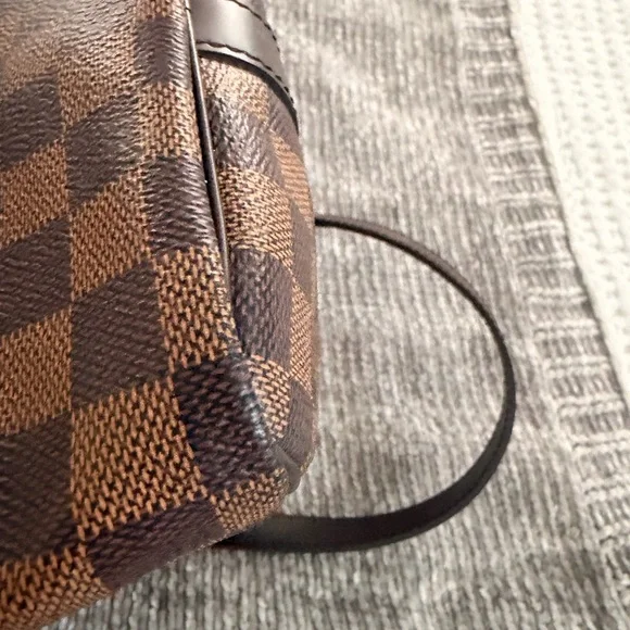 Speedy Bandoulière 30

Damier Ebene Handbag Louis Vuitton ® - Picture 9 of 10